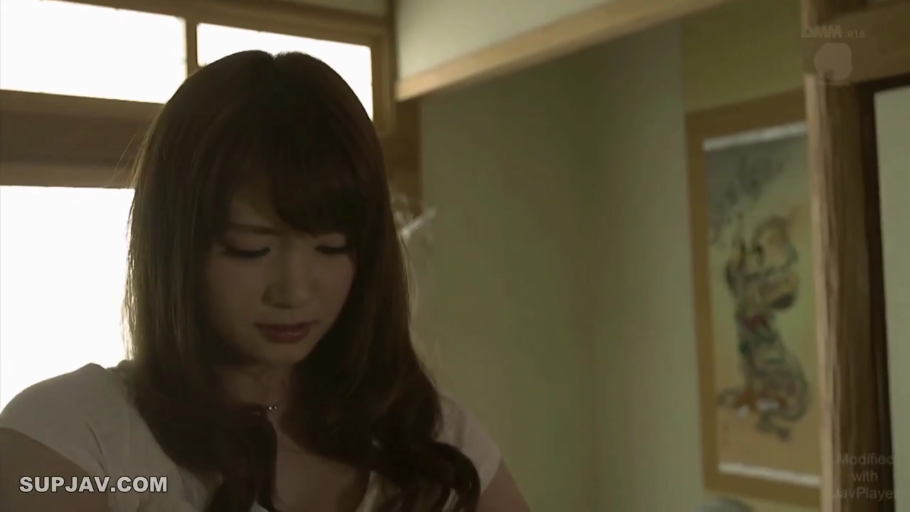 室内 · 站姿 · 面部特写 · 白色T恤