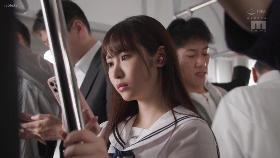 脸部特写 · 水手服 · 面无表情 · 入耳式耳机 · 地铁 · 人多拥挤
