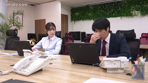 办公室 · 红色领带 · 电话座机 · 两人面部特写 · 女性关注