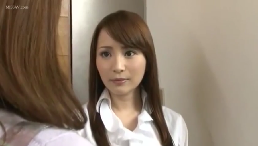走廊 · 冷静 · 脸部特写 · 白色衬衫