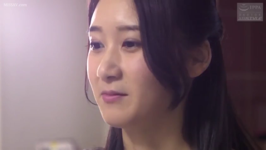 室内 · 脸部特写 · 平静 · 凝视 · 常服 · 熟女 · 侧头