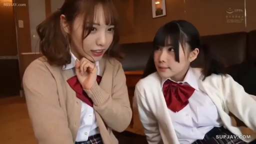 校服衬衫 · 室内房间 · 轻微好奇 · 两人面部特写