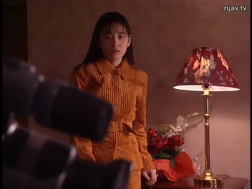 臥室 · 摄像机 · 不安 · 低光环境 · 黄色灯芯绒套装 · 人物半身特写