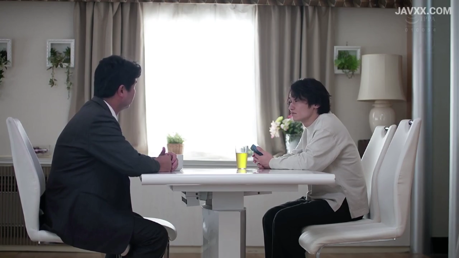 餐桌旁 · 平静 · 玻璃杯 · 卫衣