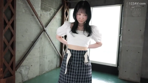 若有所思 · 上半身特写 · 混凝土墙面 · 白色泡泡袖短上衣