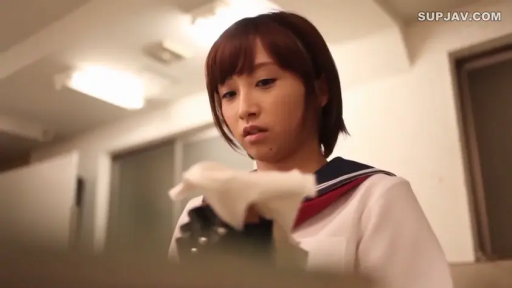 室内 · 若有所思 · 上半身 · 纸巾 · 水手服制服