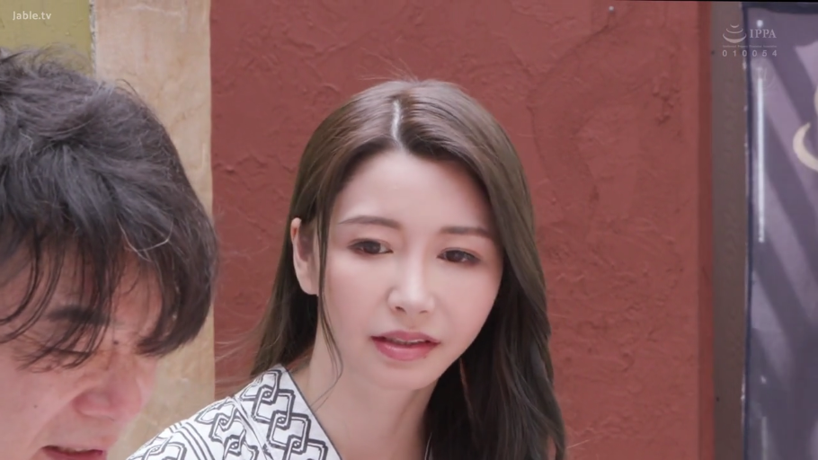 室内 · 交谈 · 忧郁 · 脸部特写 · 长发 · 侧身坐姿 · 几何纹样上衣