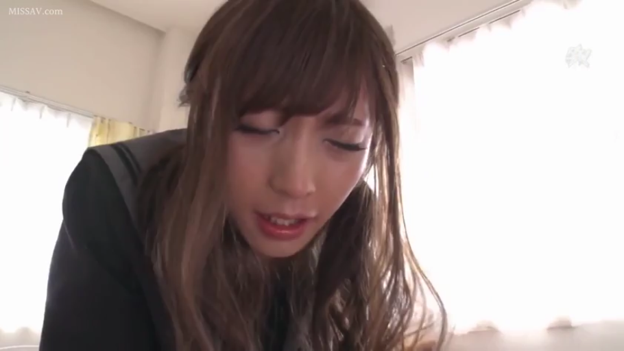 脸部特写 · 卧室 · 痛苦且快感 · 深色学生制服 · 光线明亮