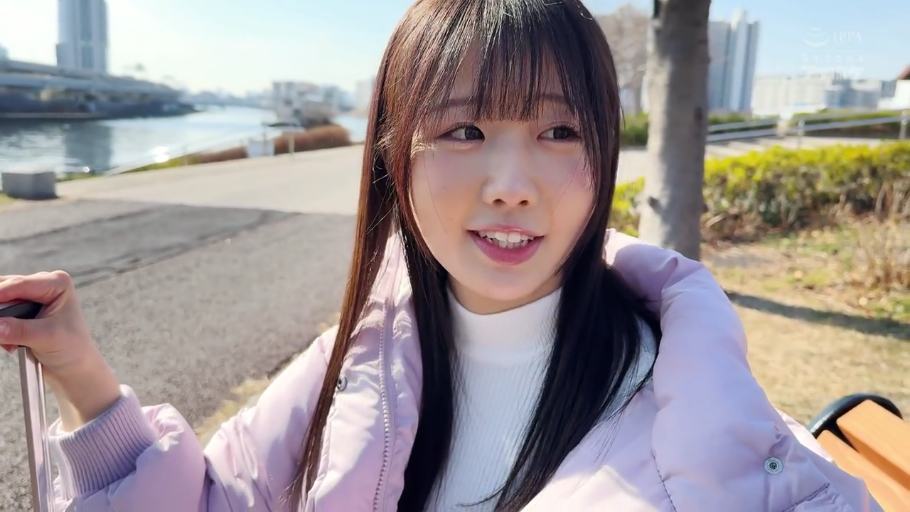 坐姿 · 行李箱 · 微笑 · 面部特写 · 谈话 · 户外 · 长发 · 羽绒服