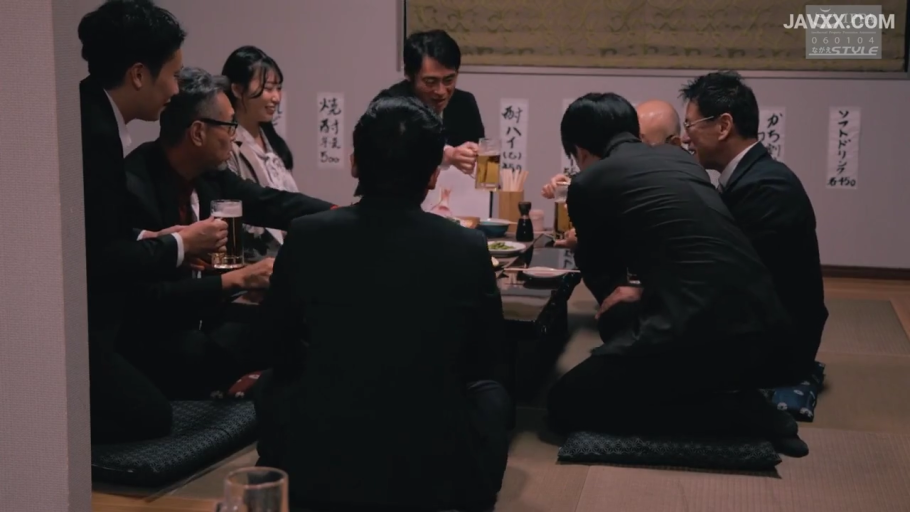 衬衫 · 居酒屋 · 啤酒 · 社交笑容