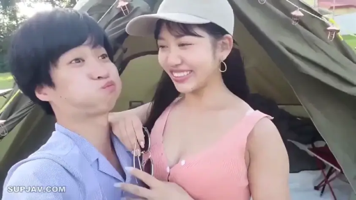 近景 · 依偎 · 户外帐篷 · 粉色低胸背心