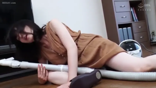 手部与吸尘器管特写 · リビング · 张嘴娇喘 · 棕色连衣裙 · 凌乱发型 · 吸尘器管 · 自慰