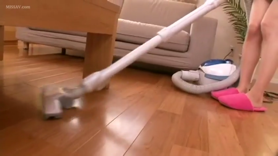 客厅 · 粉色拖鞋 · 腿部特写 · 吸尘器