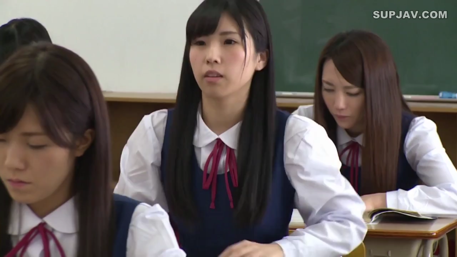 教室 · 若有所思 · 深蓝色背心裙 · 中间女学生特写