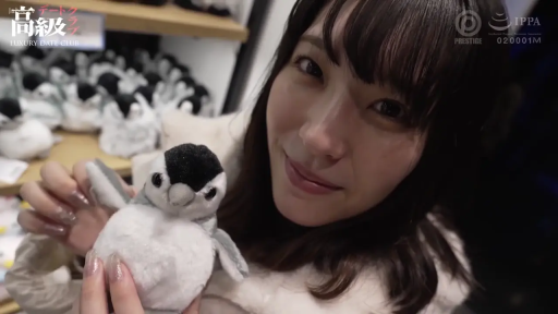 脸部特写 · 商店柜台 · 白色毛领大衣