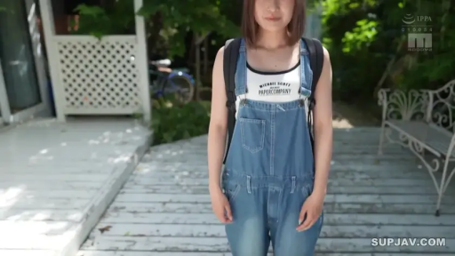 中景 · 自然 · 牛仔背带裤 · 木质阳台 · 注视镜头 · 双肩包 · 正面站立 · 日光