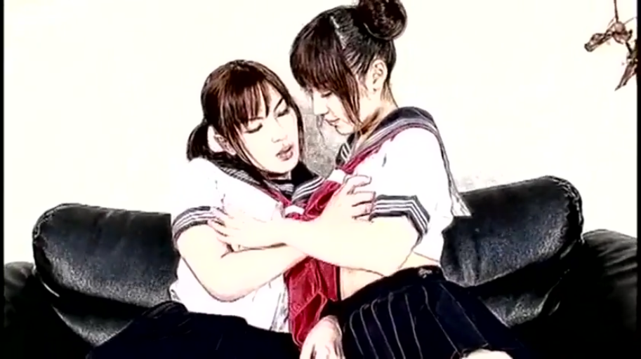 沙发 · 楽しんで · 百褶短裙 · 两人上半身特写 · 百合抚摸