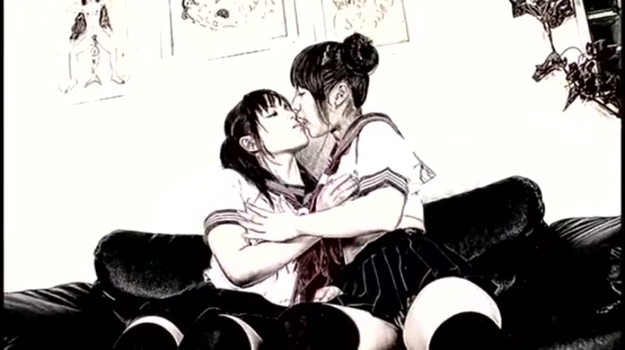 沉醉 · 室内沙发 · 长筒袜 · 百合舌吻 · 头部亲吻特写 · 黑白漫画风格滤镜