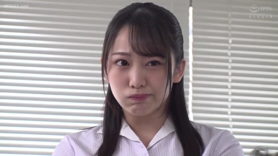 委屈 · 办公室 · 面部特写 · 注视 · 正面 · 亚洲女性 · 百叶窗 · 职业衬衫