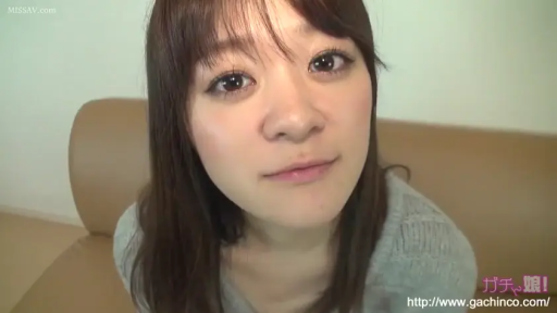 室内 · 俯身 · 脸部特写 · 沙发 · 注视镜头 · 自然微笑 · 灰色针织毛衣 · 长发齐刘海