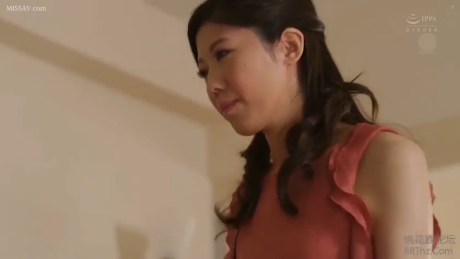 室内 · 忧郁 · 站立 · 半身特写 · 长发 · 粉色无袖上衣 · 低头凝视