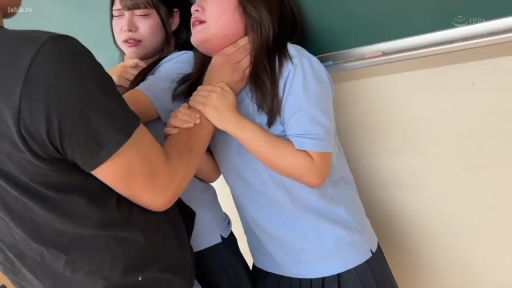 教室 · 窒息 · 双手掐脖动作 · 黑板擦 · 浅蓝色短袖衬衫校服 · 强制暴力