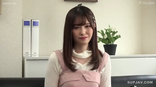 办公室 · 含蓄 · 面部特写 · 白色针织打底