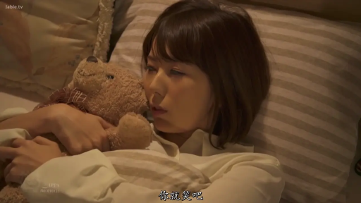 忧郁 · 脸部特写 · 卧室 · 白色衬衫 · 居家 · 躺卧 · 泰迪熊 · 抱熊