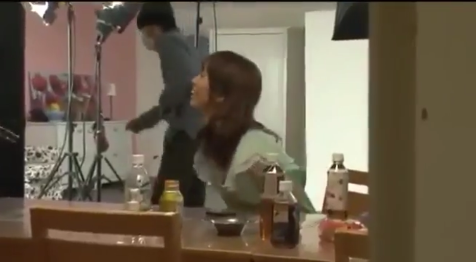 坐姿 · 中景 · 谈话 · 笑容 · 摄影棚 · 幕后 · 浅色连衣裙 · 灯光架