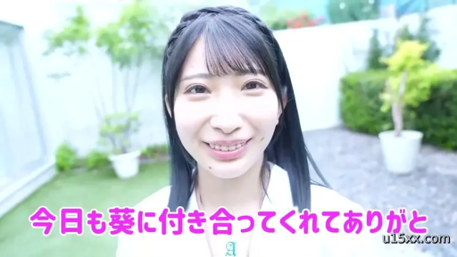 脸部特写 · 微笑 · 白色上衣 · 室外 · 带有日语字幕