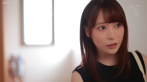 室内 · 说话中 · 上半身特写 · 黑色无袖上衣