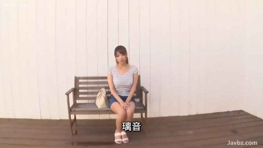 注视 · 长椅 · 条纹短袖上衣 · 人物中景 · 长椅 · 白色墙壁背景
