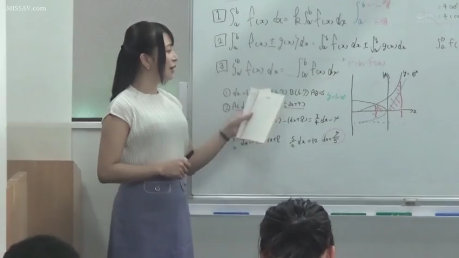 教室 · 中景 · 站姿 · 自然 · 职业装 · 授课 · 白板 · 女教师