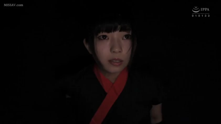 脸部特写 · 茫然 · 暗室 · 黑色和服式上衣
