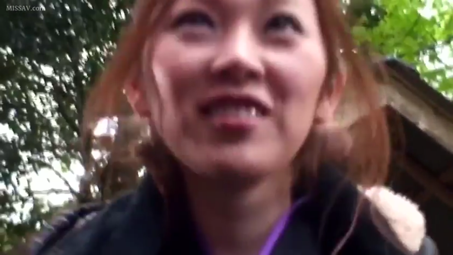 脸部特写 · 树林 · 紫色内衬 · 微笑着说话