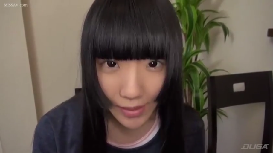身をかがめる · 顔部のクローズアップ · 盆栽 · 微笑 · 凝視 · 休闲服 · 黑长直 · 住宅室内
