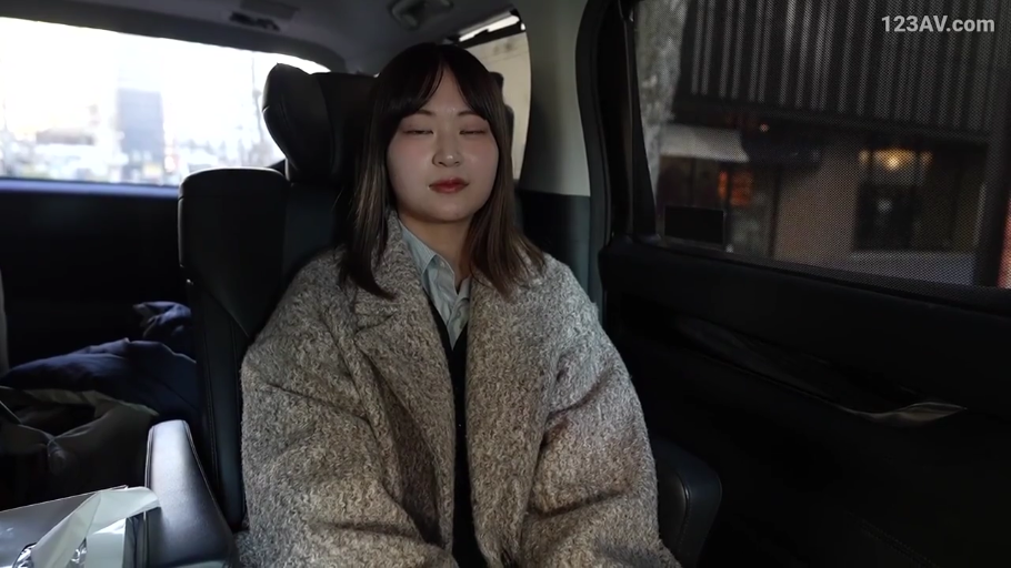 脸部特写 · 放松 · 灰色毛呢大衣 · 汽车 · 汽车后座