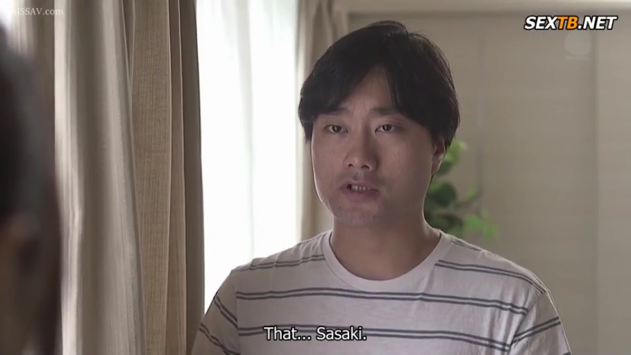 室内 · 严肃 · 脸部特写 · 站立 · 对话 · 窗帘 · 男优 · 条纹T恤