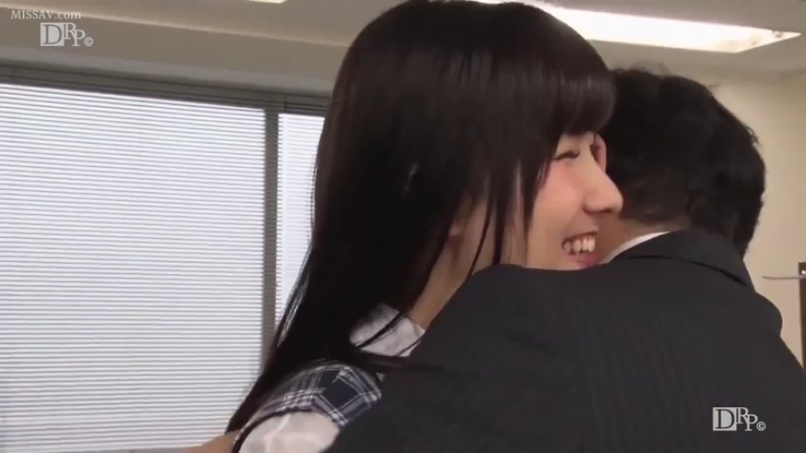 办公室 · 校服上衣 · 开心 · 侧脸特写