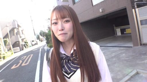 脸部特写 · 自然 · 校服上衣 · 自然光 · 户外街道 · 学生制服领结