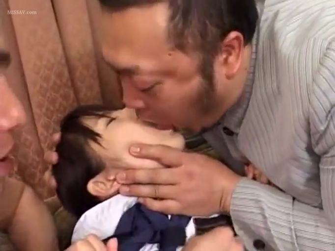 室内 · 亲吻特写 · 被动 · 白色校服衬衫 · 深吻