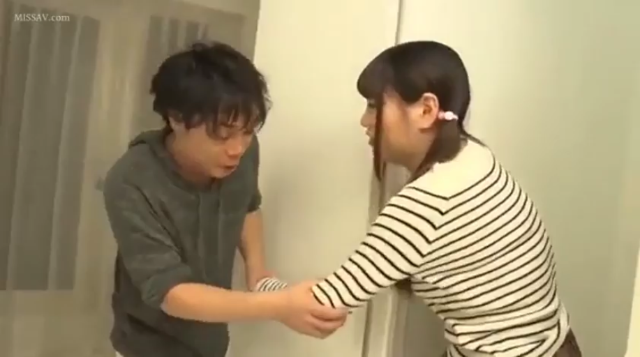 室内 · 深色连帽衫 · 拉扯的手部特写 · 男人神情焦急