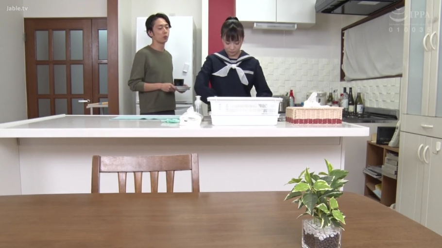 自然 · 厨房 · 杯子 · 深蓝色水手服学生制服 · 中景镜头 · 日常家居环境