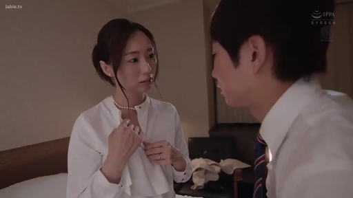 忧郁 · 酒店房间 · 白色衬衫 · 半身特写 · 面对面 · 解扣子