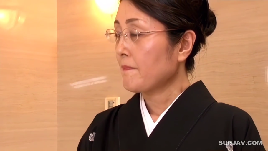 室内 · 端庄 · 眼镜 · 面部特写 · 黑色和服