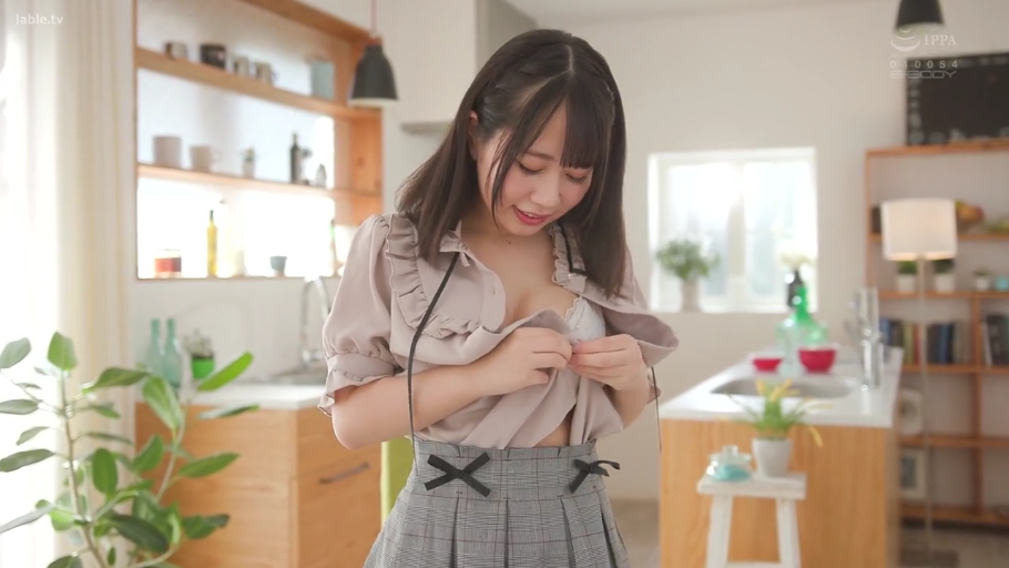 胸部特写 · 害羞 · 厨房 · 藕粉色系带衬衫
