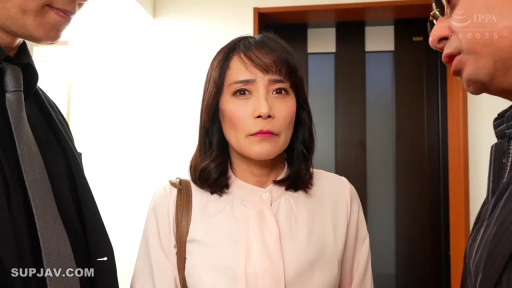 室内 · 站立 · 半身 · 熟女 · 对峙 · 粉色衬衫 · 单肩包 · 担忧