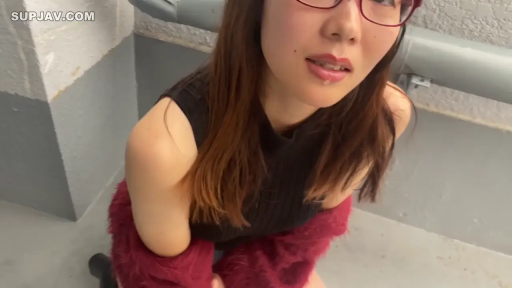 嘴角唾液/精液 · 虚脱 · 红色毛绒外套 · 口交后 · 嘴部精液残留 · 室外楼道 · 红色毛绒外套