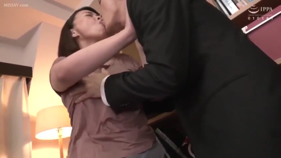 室内 · 投入 · 接吻 · 中景 · 台灯 · 粉色上衣 · 职场 · 拥吻