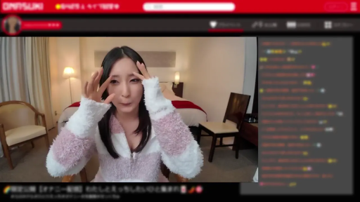 坐姿 · 床 · 酒店房间 · 自然 · 上半身 · 直播 · 自拍视角 · 粉白条纹绒毛睡衣